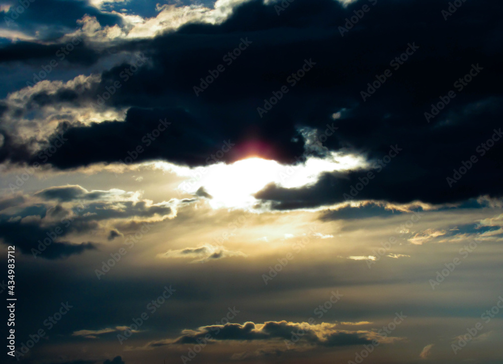 Obraz premium the sun peeked out from behind the clouds