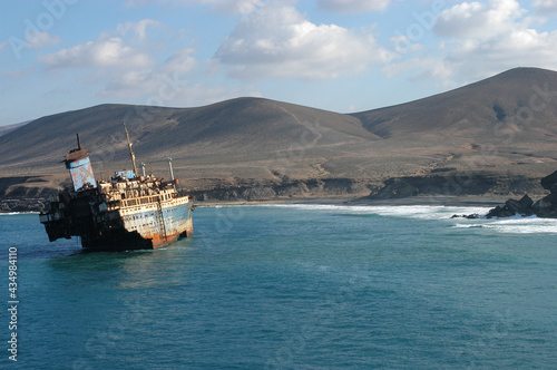 Fotograf  a a  rea de la costa de Garcey y restos de un buque naufragado en la costa de la isla de Fuerteventura en Canarias