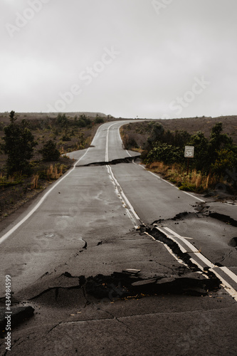 Kaputte Straße, geplatzter Asphalt