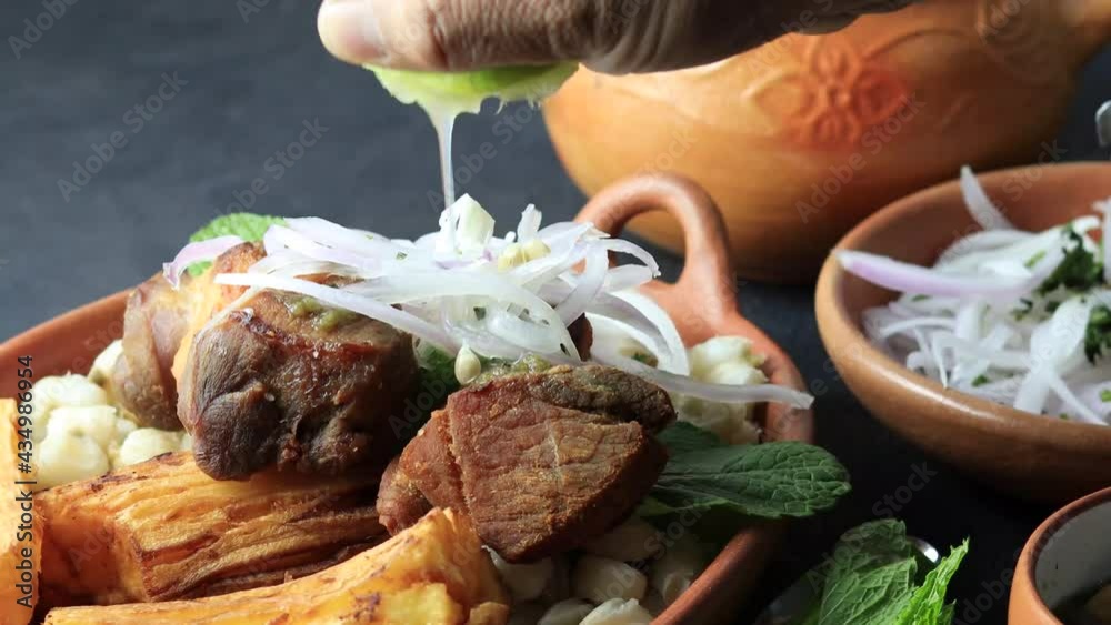 limón en el chicharrón de chancho comida peruana