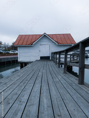 Mariehamn, Åland, Islands, schön, Bootshaus, Steg, Holzsteg, Hafen, Hütte, Holzhütte, Häuschen, blaues Wasser, dicht bewölkter Himmel
