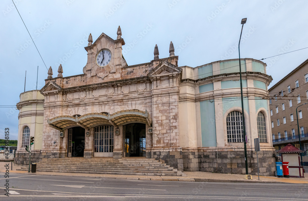 Coimbra B. Estação de caminhos de ferro de Coimbra.