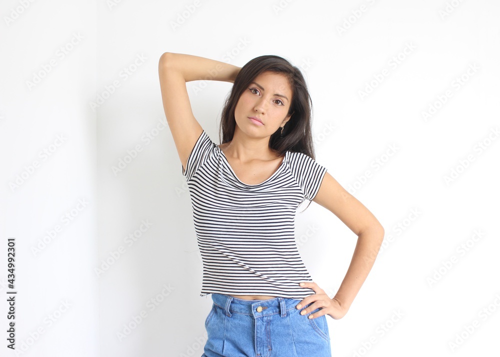 Mujer de pie con vestimenta casual