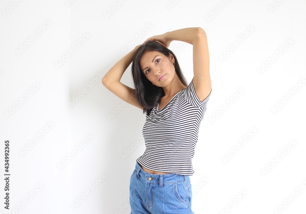 Mujer de pie con vestimenta casual Mujer de pie con vestimenta casual