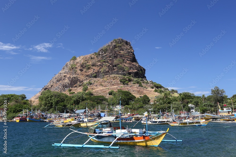 Fototapeta premium Mariveles, Sisiman Hafen und im Hintergrund der San Miguel Fels, Bataan, Philippinen