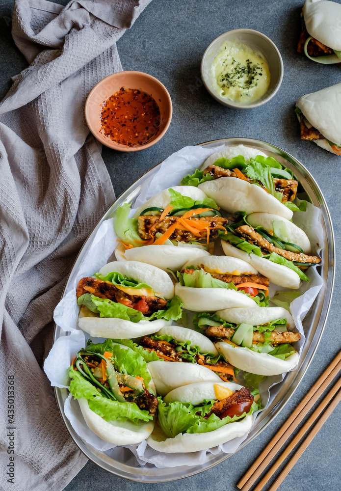 Foto de Homemade asian vegetarian cuisine / Teriyaki & Thai Sweet Chili