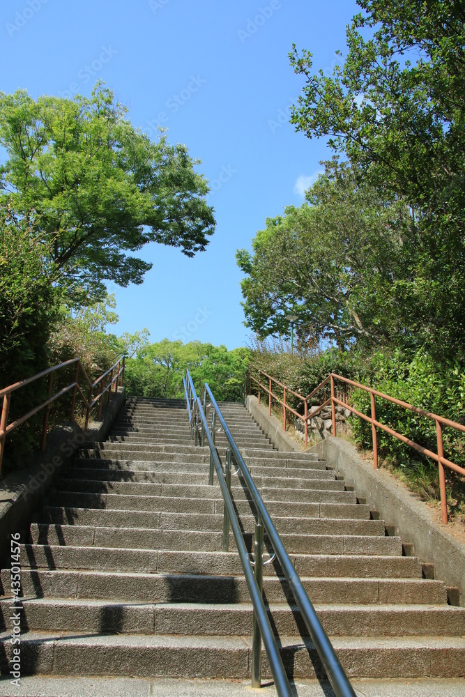 日本の住宅街の公園への階段(6月)