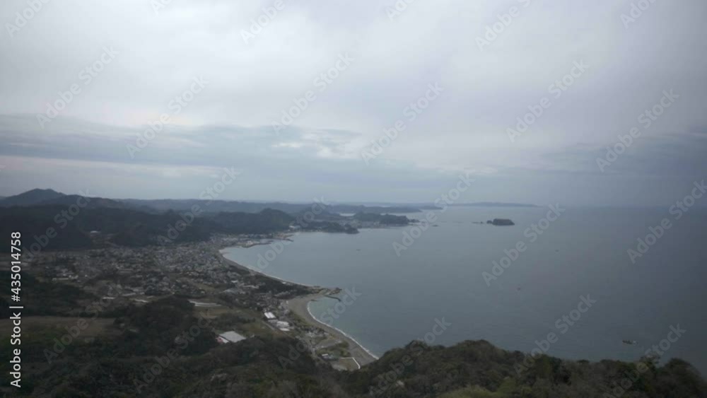 千葉県鋸山の展望台から望む海と街並みの風景 千葉県鋸山の展望台から望む海と街並みの風景
