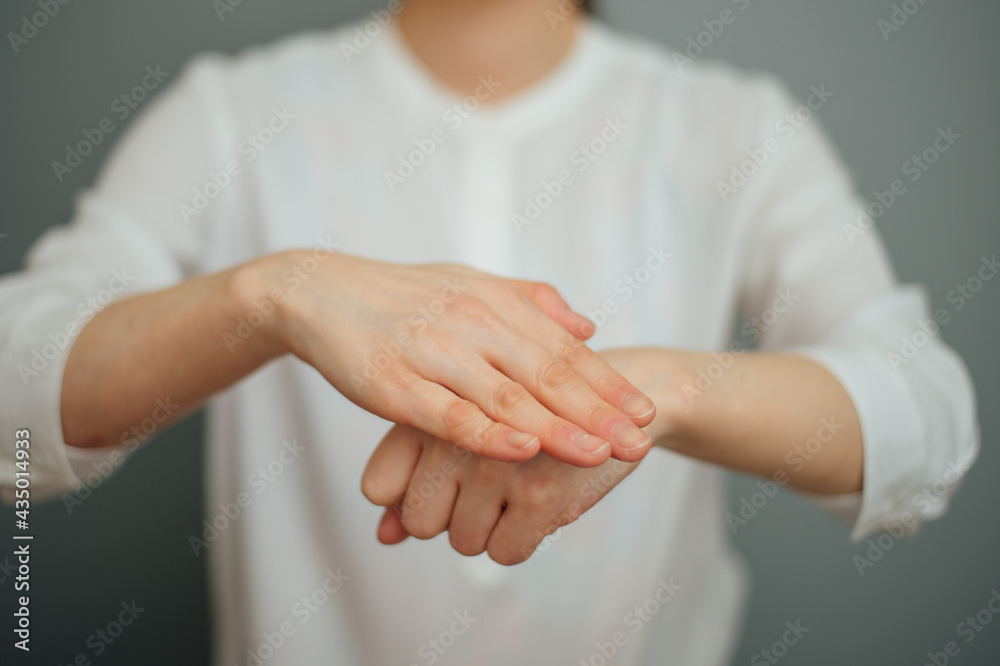 【手話】(女性)「愛」 【手話】(女性)「愛」