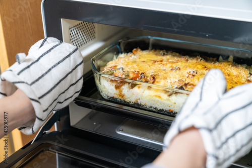 美味しそうな手作りグラタンの写真。調理中。