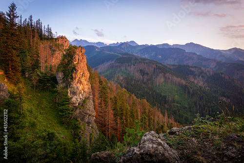 Fototapeta Naklejka Na Ścianę i Meble -  Zachód słońca nad Tatrami podziwiany z Nosala. Zakopane - Kalatówki, Dolina Bystrej