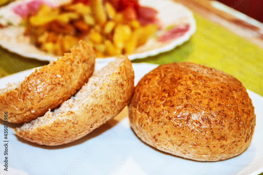 Bread to zawkaku. Appetizing buns with bran on the plate.