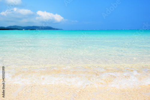 沖縄の白い砂浜と青い海 © Liza5450