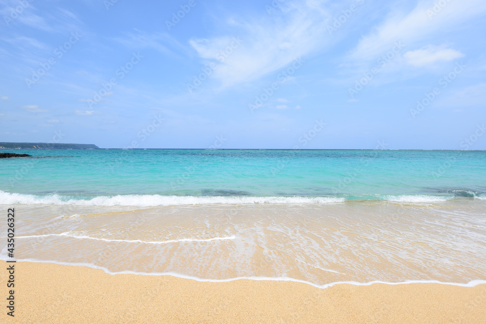 沖縄の白い砂浜と青い海