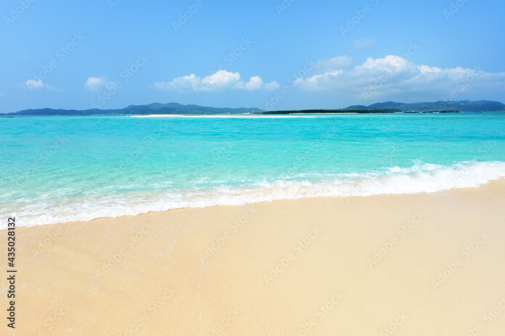 沖縄の白い砂浜と青い海