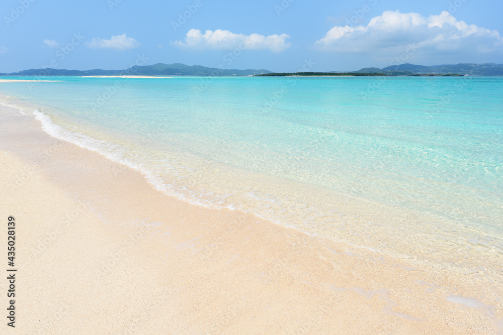 沖縄の白い砂浜と青い海