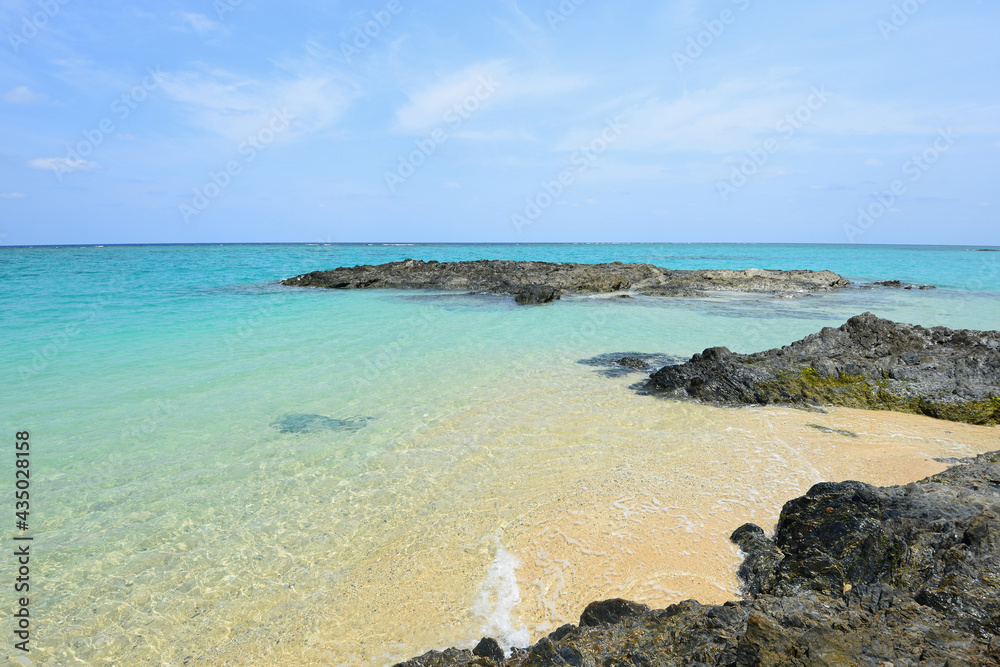 沖縄の白い砂浜と青い海