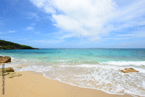 沖縄の白い砂浜と青い海