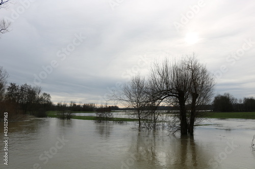 Inondations dans un paysage de campagne © zokos