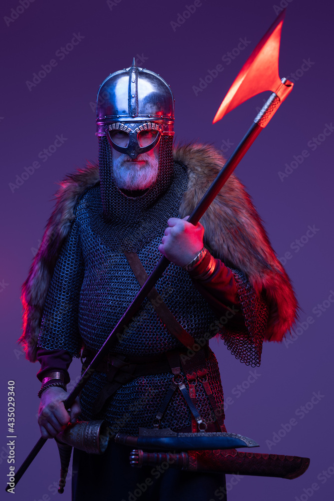Obraz premium Elder northern style knight with huge axe