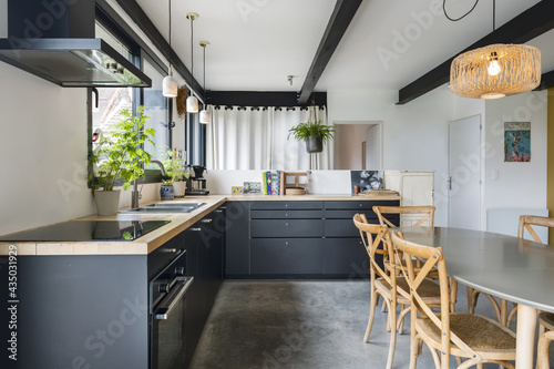 Cuisine d'une ancienne grange réaménagée par un architecte d'intérieur. Image axé sur la décoration et les matériaux.