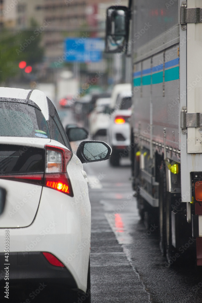 Naklejka premium 雨の通勤時間の渋滞の車の列