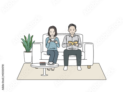 ソファーでリラックスする中高年の夫婦　お茶　読書　ステイホーム　男女　ミドル　イラスト素材