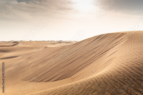 Tour durch die Wüste in der Nähe von Dubai mit unbeschreiblichem Blick über die Dünen