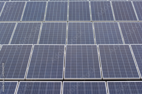 Pannelli solari di una centrale elettrica producono energia pulita dal sole