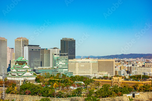 城と高層ビルが隣接している大阪ビジネス街の風景
