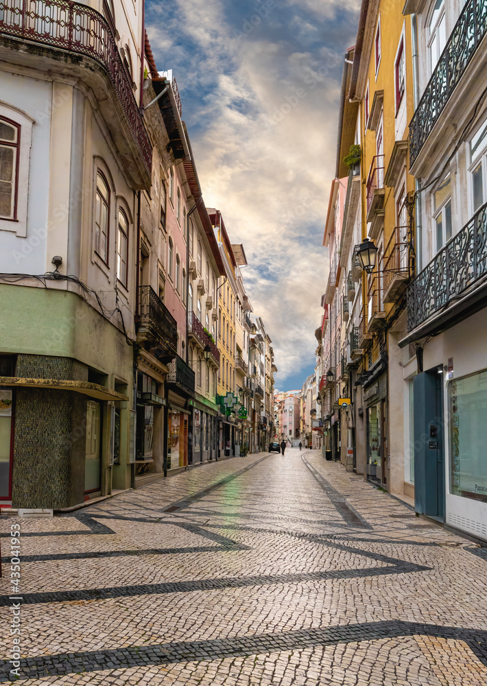 Fototapeta premium Rua Ferreira Borges na baixa comercial de Coimbra ao amanhecer
