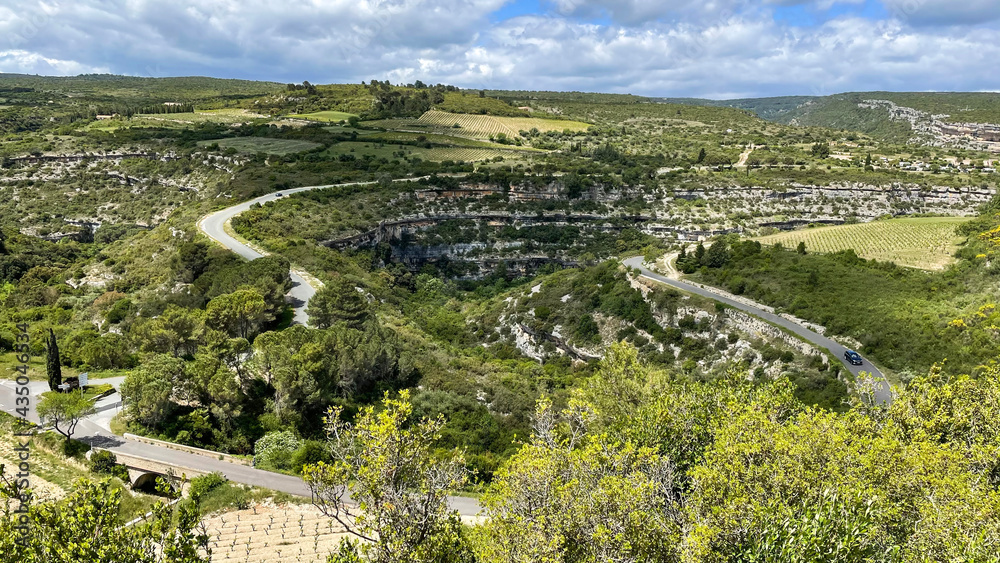 La cité de Minerve avec son canyon, la vieille ville et le vignoble du minervois