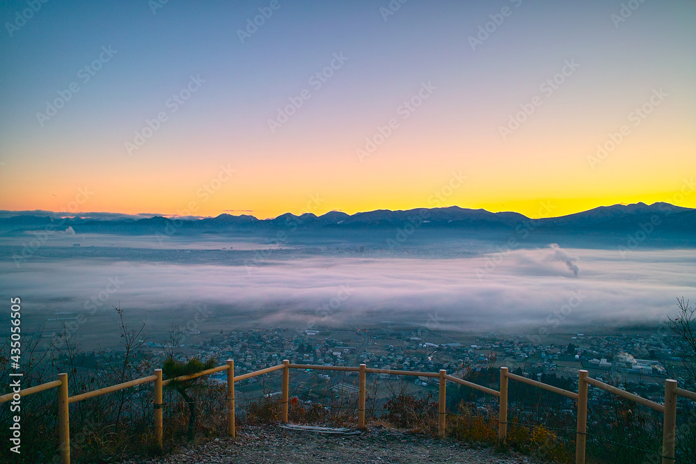 霧が街を覆う日の出（山形市）
