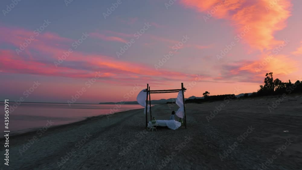 Estate, letto a baldacchino sulla spiaggia vicino al mare Estate, letto a baldacchino sulla spiaggia vicino al mare