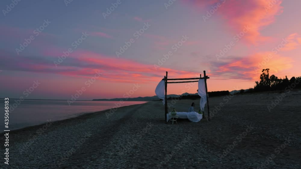 Letto a baldacchino sulla spiaggia vicino al mare calmo Letto a baldacchino sulla spiaggia vicino al mare calmo