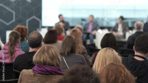Wallpaper Mural Audience listens to the lecturer Torontodigital.ca