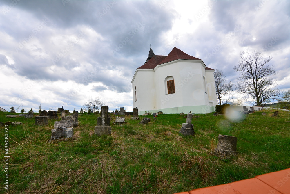 Kirche und Friedhof Kalek Böhmen CSSR