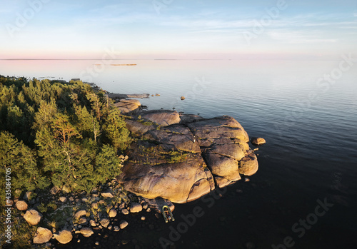 Tableau sur toile small island and man with boat, launching drone