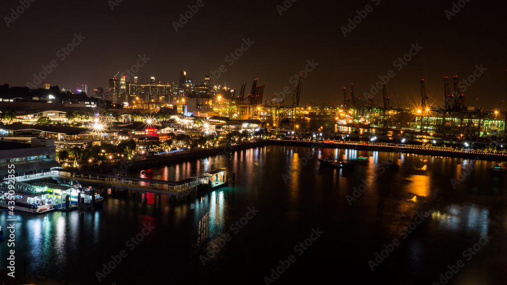 Der Hafen von Singapur bei Nacht