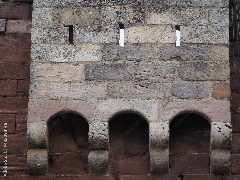 matacán, instrumento medieval adosado en lugares estratégicos del castillo como elemento defensivo, construido en piedra y tres pequeñas ventanas, prades, tarragona, españa, europa