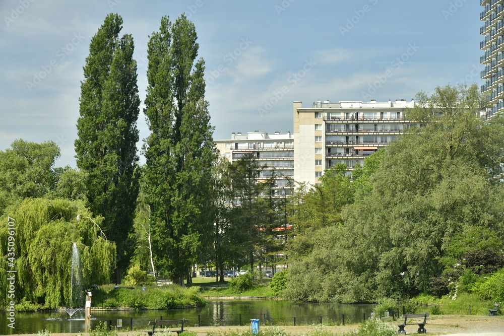 Contraste entre la végétation luxuriante du parc d'Anderlecht et les barres de la cité Jules Vives au sud ouest de la Région de Bruxelles Capitale 