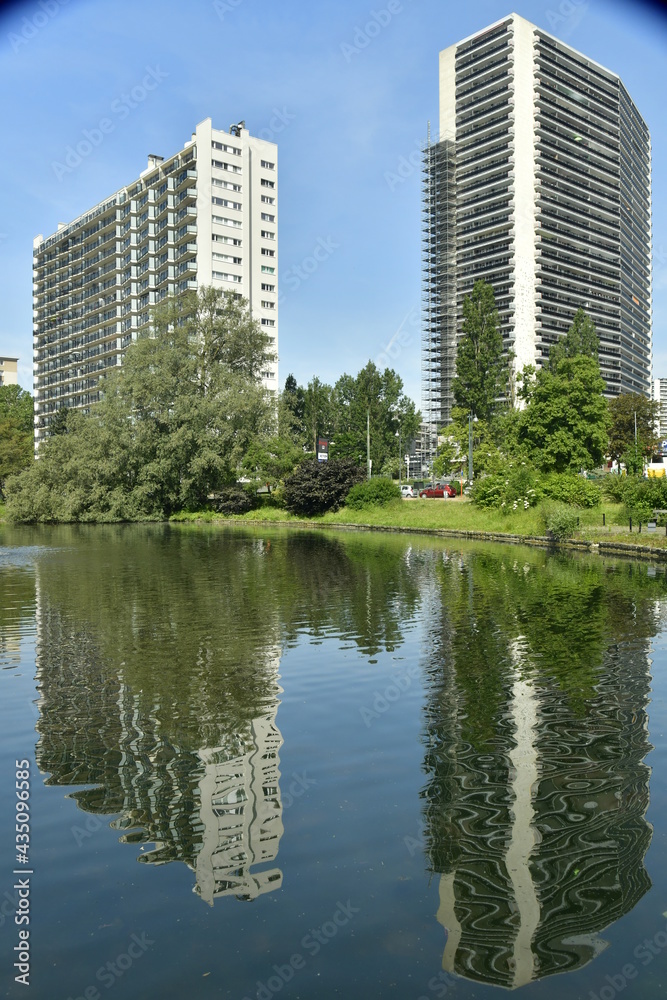 Les deux plus imposantes tour de la cité Jules Vives se reflétant dans les eaux de l'étang d'Anderlecht 