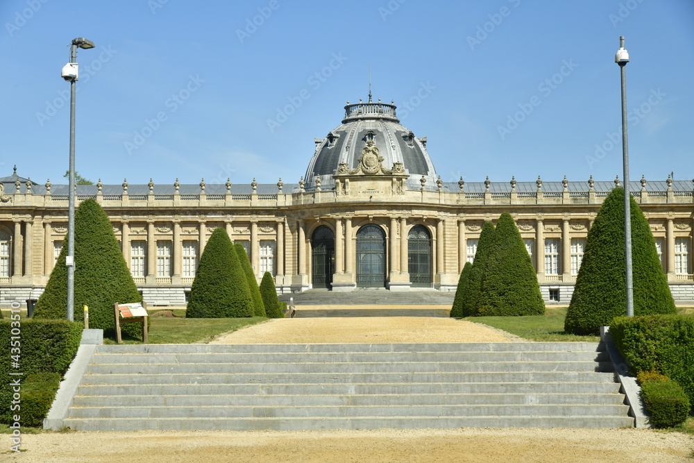 Fototapeta premium L'escalier en plusieurs volées en pierres bleues traversant le jardin français vers l'imposant Musée National de l'Afrique Centrale au parc de Tervuren