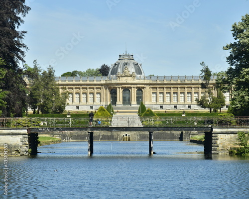 L'imposant Musée National de l'Afrique Centrale avec son Jardin Français et sa grande pièce d'eau dans un cadre majestueux du parc de Tervuren à l'est de Bruxelles 