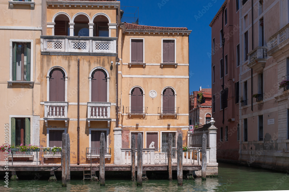 Naklejka premium pink facades of the narrow streets of the old city of Venice