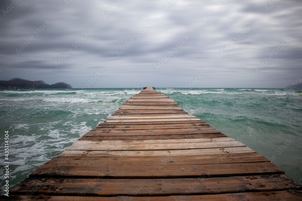 Fototapeta premium Muelle de madera, Platja de Muro, Playa de Muro, Mallorca, Espanha