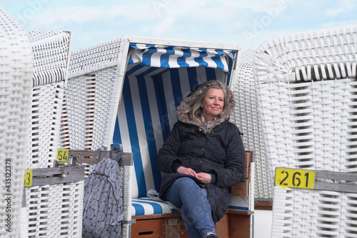 Blonde Frau am Meer Herbststimmung  photo