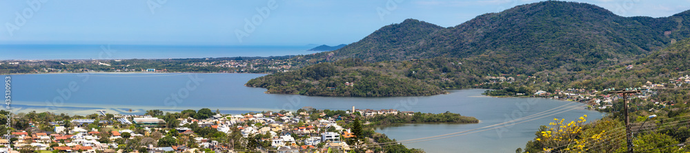 Paisagem da Lagoa da Conceição em Florianópolis, Brasil.