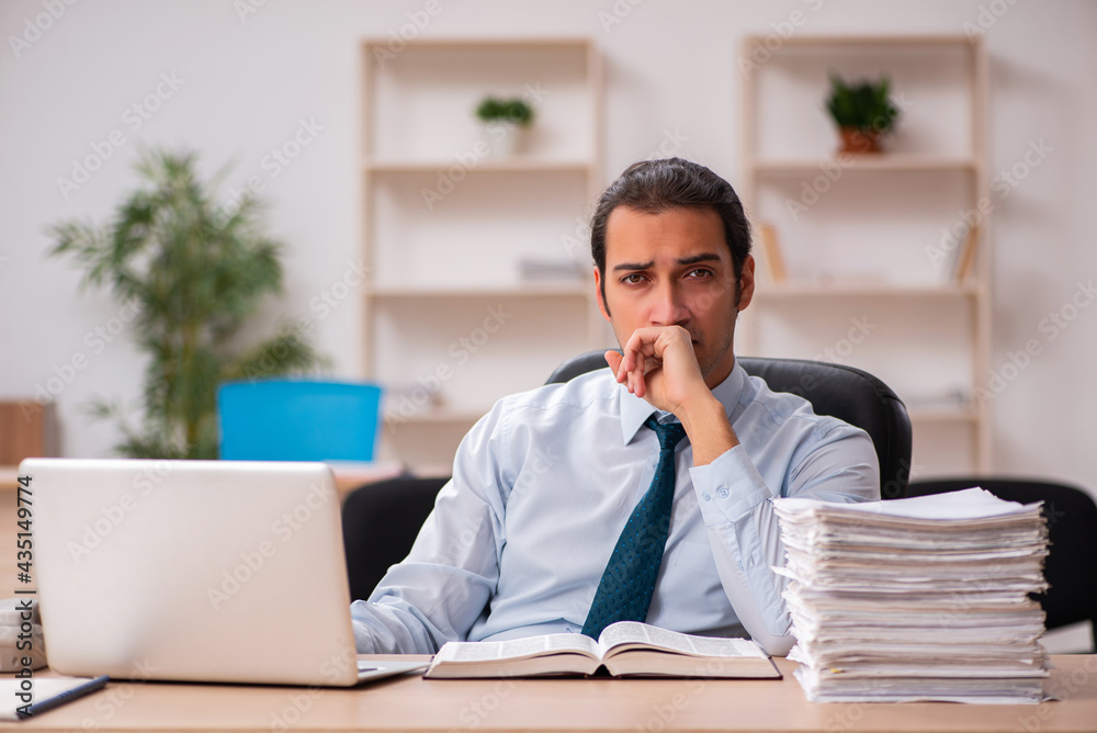 Obraz premium Young male employee unhappy with excessive work