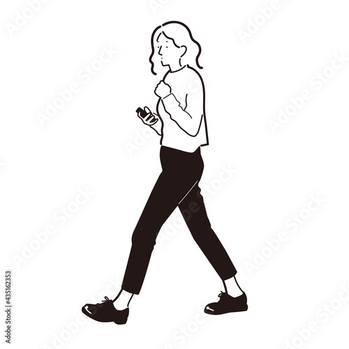 スマホを持ちながら歩く女性